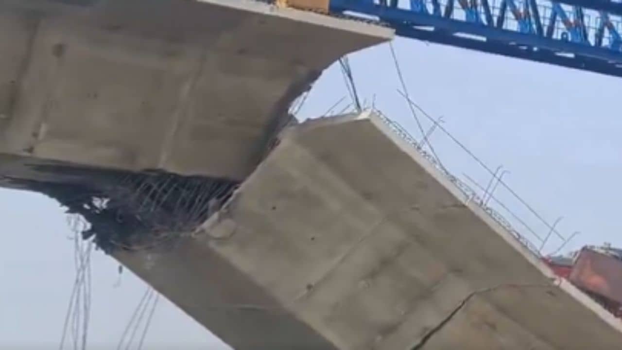 Bridge Collapse: এরই নাম উন্নয়ন! তৈরির আগেই ভেঙে পড়ল সেতু, মৃত ১, আটকে ৩০ শ্রমিক