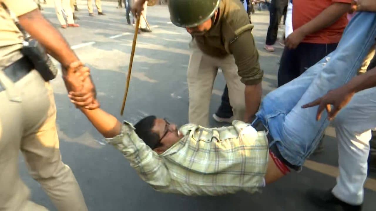 ABVP-র উত্তরকন্যা অভিযানে ধুন্ধুমার, চ্যাংদোলা করে তুলে নিয়ে গেল পুলিশ