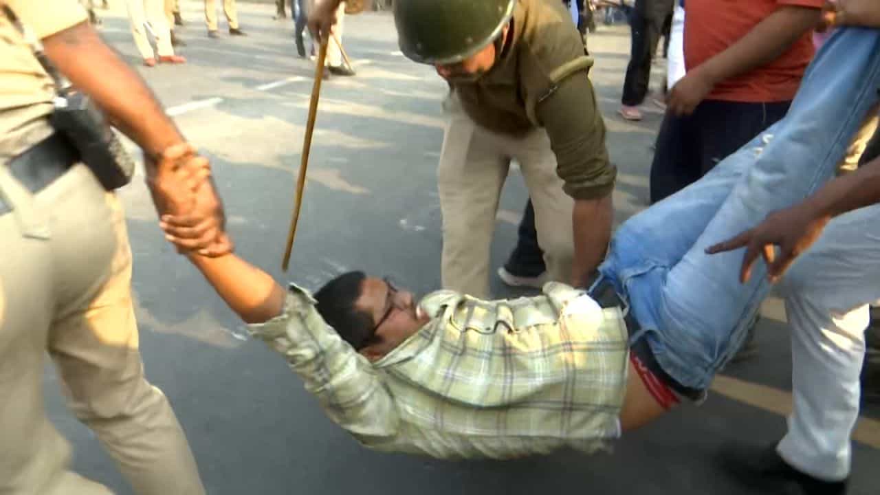 ABVP-র উত্তরকন্যা অভিযানে ধুন্ধুমার, চ্যাংদোলা করে তুলে নিয়ে গেল পুলিশ ABVP-র উত্তরকন্যা অভিযানে ধুন্ধুমার, চ্যাংদোলা করে তুলে নিয়ে গেল পুলিশ