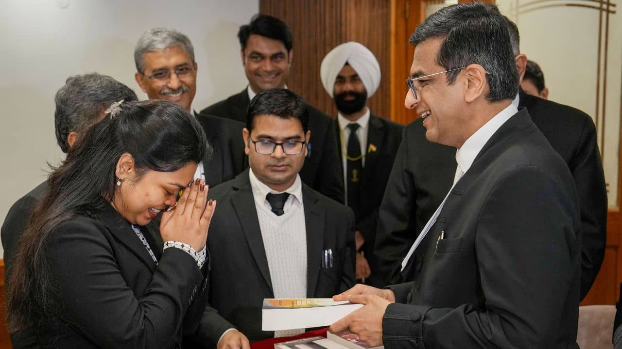 Supreme Court: সুপ্রিম কোর্টের ক্যান্টিনে রান্না করেন বাবা, মেয়ে যাচ্ছেন বিদেশে পড়তে, প্রধান বিচারপতি দিলেন বড় উপহার