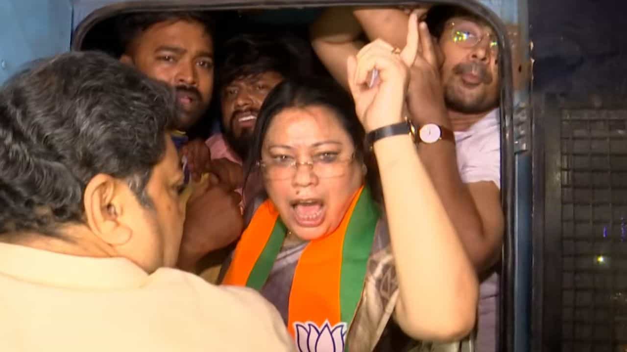 Bengal BJP: বিক্ষোভ-প্রতিবাদ-আটক-মুক্তি... যা কিছু চলল দক্ষিণ কলকাতায় Bengal BJP: বিক্ষোভ-প্রতিবাদ-আটক-মুক্তি... যা কিছু চলল দক্ষিণ কলকাতায়
