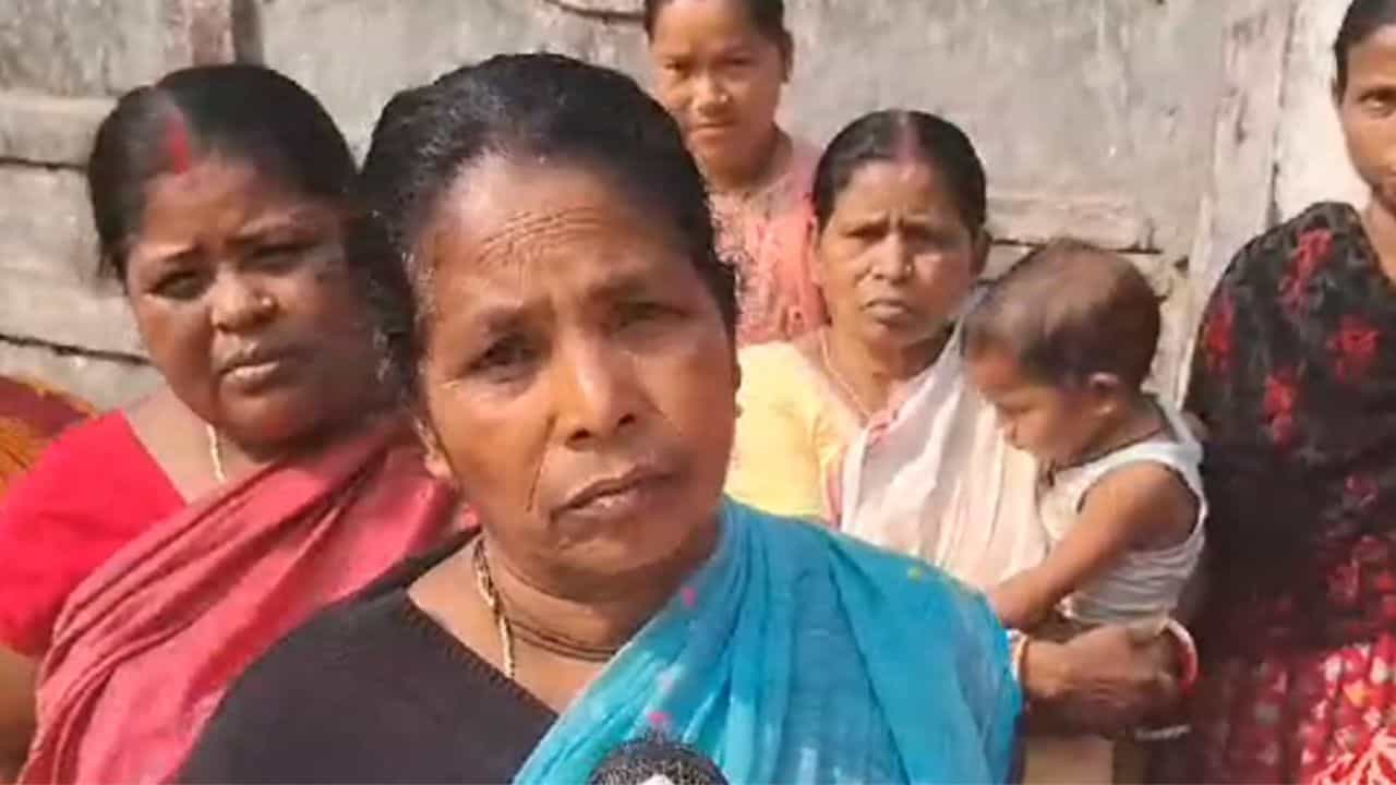 MGNREGA Dues: 'তোমার অ্য়াকাউন্টে টাকা ঢুকেছে, তুলে দিয়ে যাবে', ১০০ দিনের কাজের টাকাতেও শাসকের 'কাটমানি'? MGNREGA Dues: 'তোমার অ্য়াকাউন্টে টাকা ঢুকেছে, তুলে দিয়ে যাবে', ১০০ দিনের কাজের টাকাতেও শাসকের 'কাটমানি'?