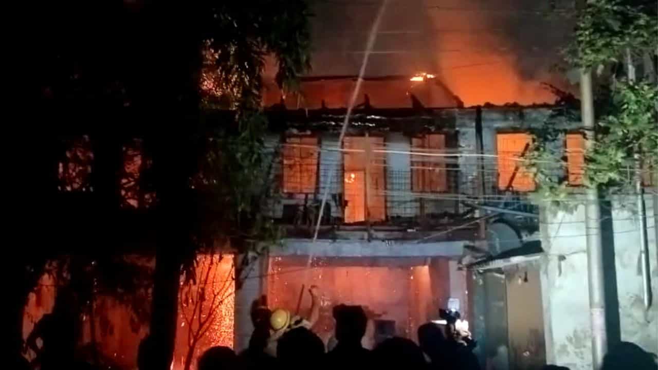 Fire in Kolkata: খাস কলকাতায় ভয়ঙ্কর অগ্নিকাণ্ড, দাউদাউ করে জ্বলছে বাড়ি Fire in Kolkata: খাস কলকাতায় ভয়ঙ্কর অগ্নিকাণ্ড, দাউদাউ করে জ্বলছে বাড়ি