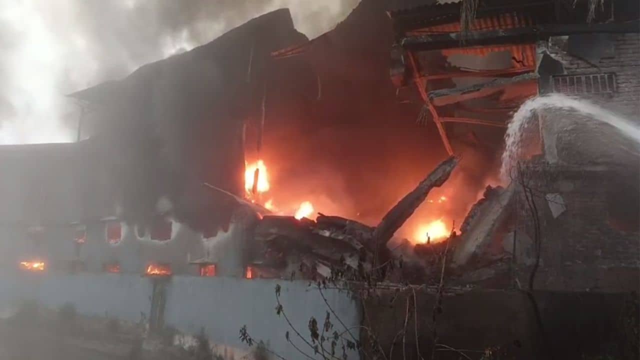 Daspur Fire: বিধ্বংসী আগুন ধূপের কারখানায়, নেভাতে পারছে না দমকল, শেষ পুকুরের জলও