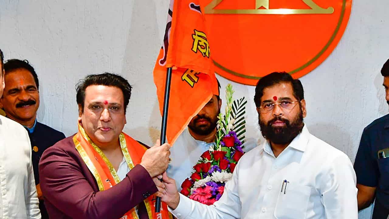 Govinda: ১৪ বছরের বনবাস কাটিয়ে রাজনীতিতে ফিরলেন গোবিন্দা, লড়তে পারেন এই আসনে Govinda: ১৪ বছরের বনবাস কাটিয়ে রাজনীতিতে ফিরলেন গোবিন্দা, লড়তে পারেন এই আসনে