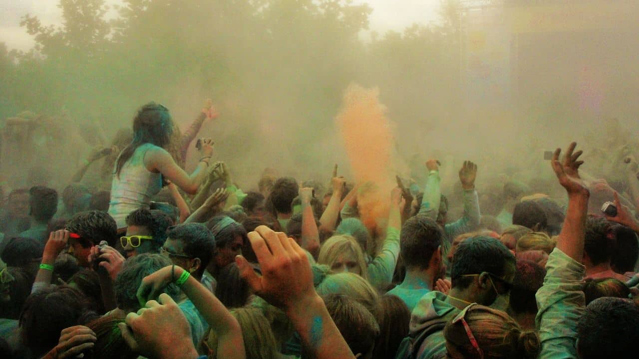 Kolkata Police: দোলের কলকাতায় অভব্য আচরণ! বাড়াবাড়ি করতে গিয়ে গারদে ঢুকল যারা...