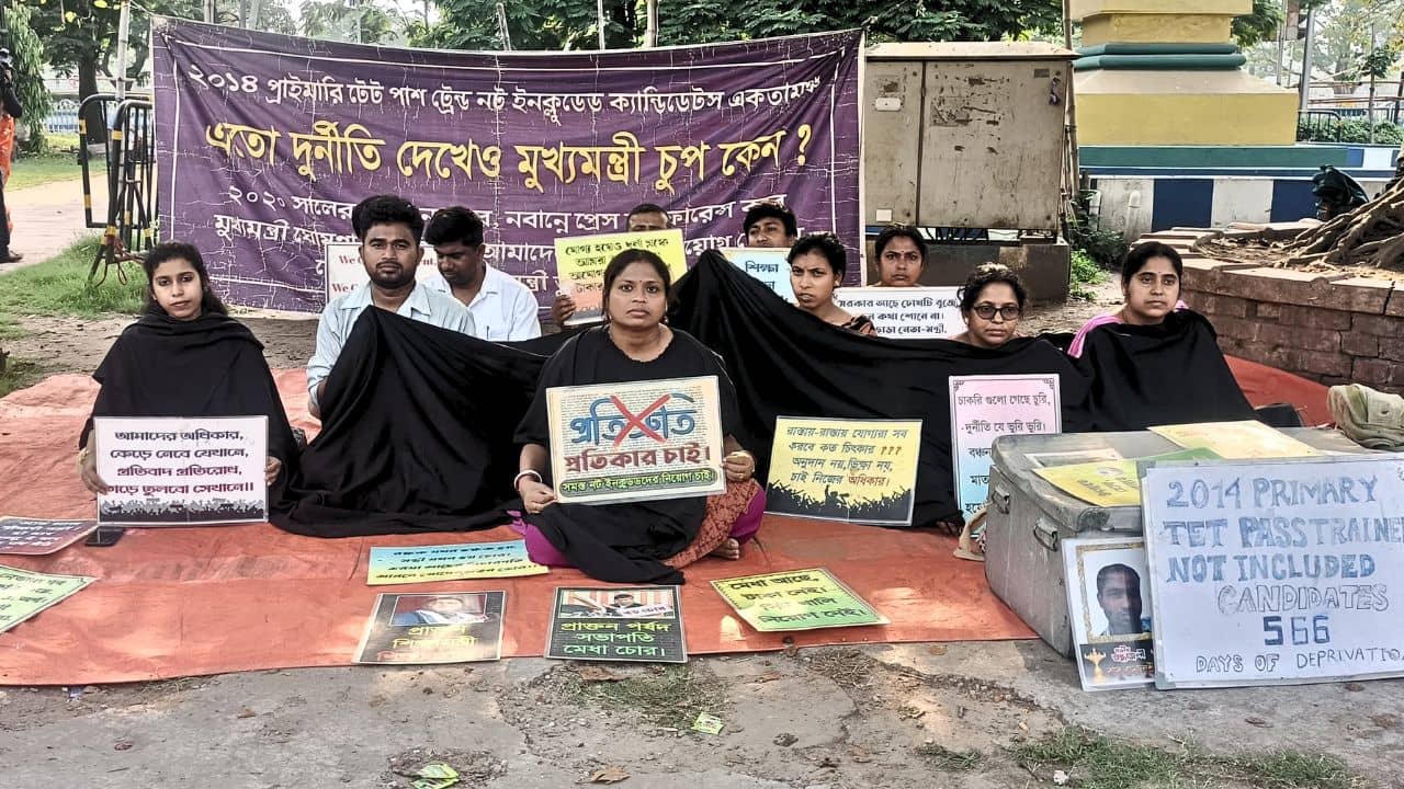 Job Seekers Protest: নেতাদের রঙিন বসন্ত, ধর্মতলার ধরনা-তলার রঙ আজও নিকষ কালো