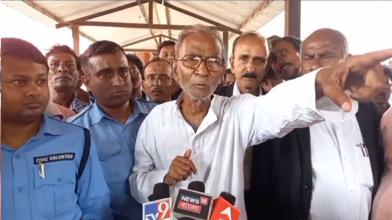 TMC: 'ও কেন কাদা দিল আমার সাদা কাপড়ে...', ছয় বছর পর বেকসুর খালাস হতেই প্রশ্ন তৃণমূল নেতার TMC: 'ও কেন কাদা দিল আমার সাদা কাপড়ে...', ছয় বছর পর বেকসুর খালাস হতেই প্রশ্ন তৃণমূল নেতার
