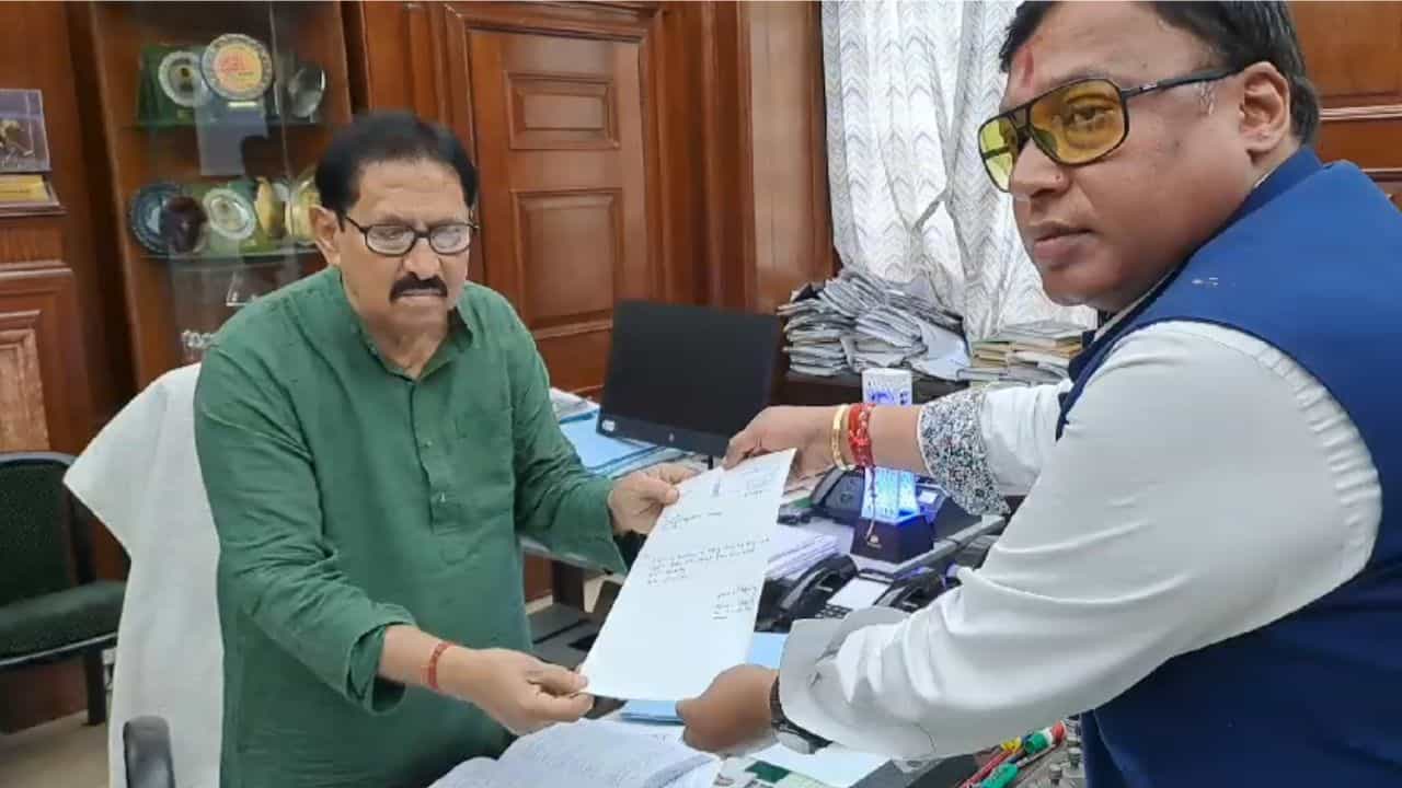 Krishna Kalyani: এতদিনে বিধায়ক পদে ইস্তফা, অবশেষে 'নৈতিকতার' বোধোদয় কৃষ্ণ কল্যাণীর Krishna Kalyani: এতদিনে বিধায়ক পদে ইস্তফা, অবশেষে 'নৈতিকতার' বোধোদয় কৃষ্ণ কল্যাণীর