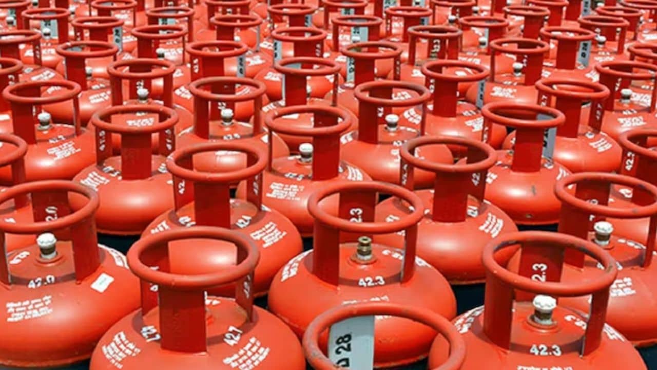 LPG Biometric Update: রবিবারই শেষ তারিখ, সব কাজ ফেলে এখনই করে ফেলুন রান্নার গ্যাসের বায়োমেট্রিক আপডেট