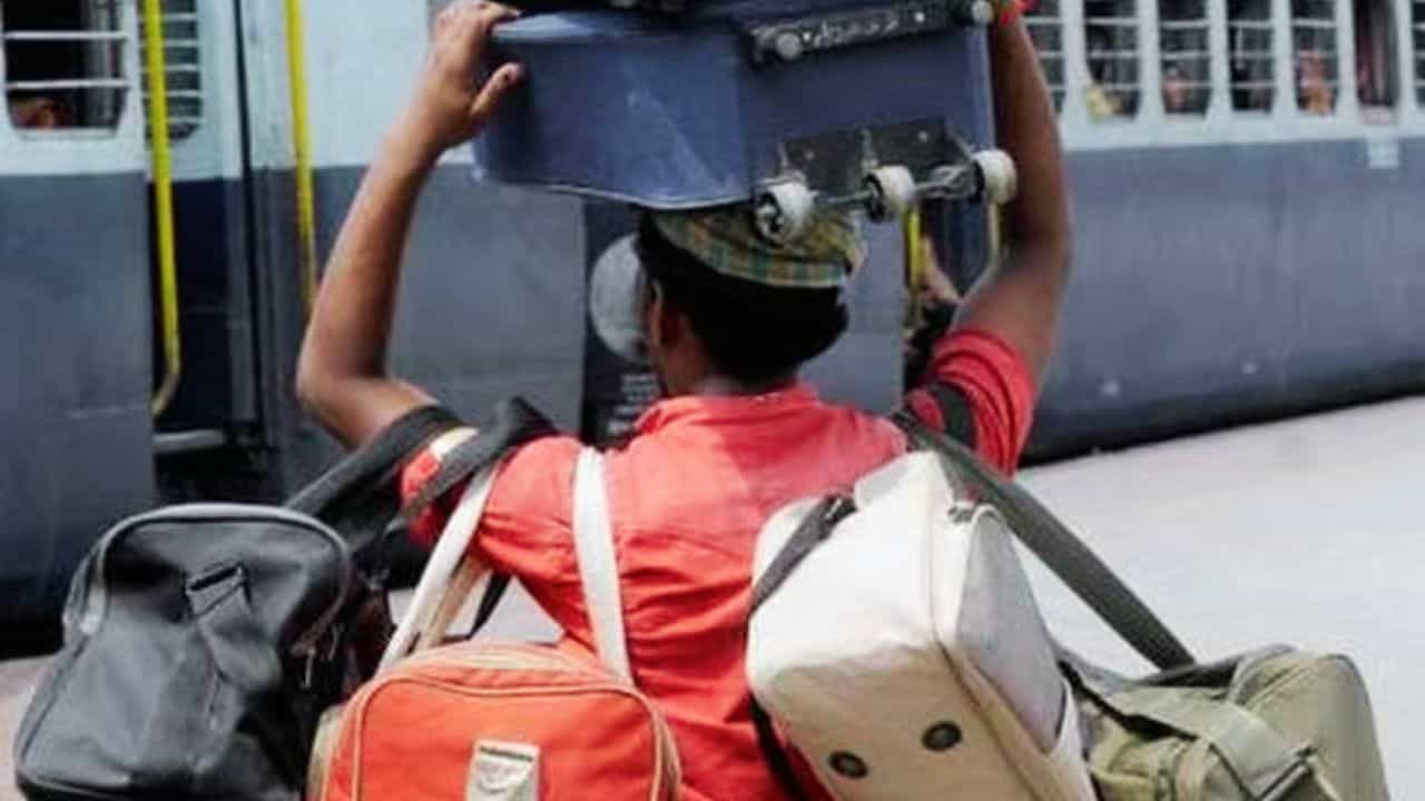Indian Railways: ট্রেনে বস্তাবোঝাই লাগেজ নিয়ে যাচ্ছেন? 'ফ্রি' নয়, জানেন কি দিতে হতে পারে মোটা জরিমানা! Indian Railways: ট্রেনে বস্তাবোঝাই লাগেজ নিয়ে যাচ্ছেন? 'ফ্রি' নয়, জানেন কি দিতে হতে পারে মোটা জরিমানা!