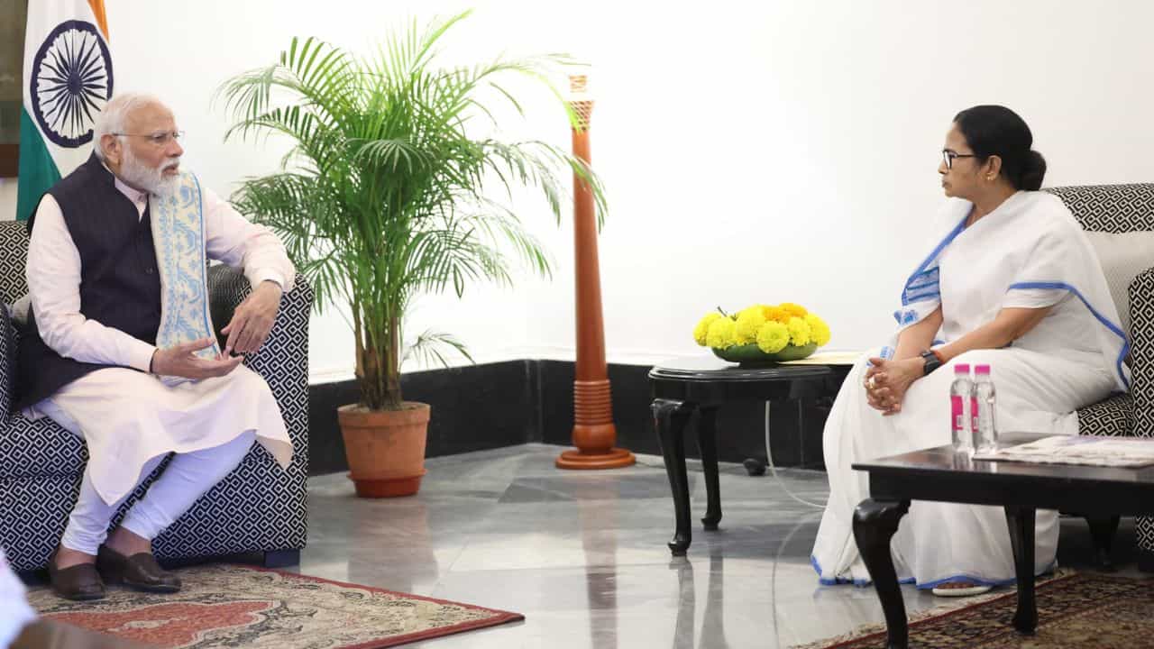 Mamata-Modi Meet: রাজভবনে গিয়ে মোদীর সঙ্গে 'গল্প' করলেন মমতা Mamata-Modi Meet: রাজভবনে গিয়ে মোদীর সঙ্গে 'গল্প' করলেন মমতা