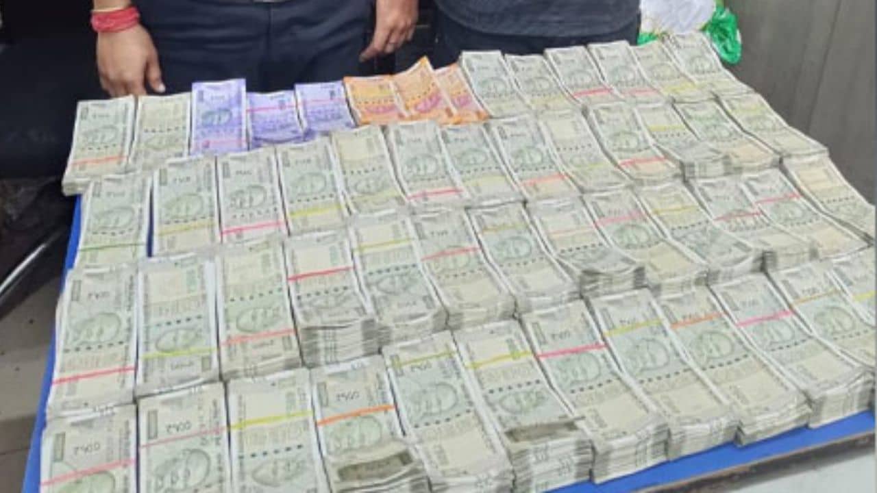 Money Recovery: ভোটের মুখে খাস কলকাতায় উদ্ধার নগদ ৫৪ লাখ! কোথা থেকে আসছিল এত টাকা