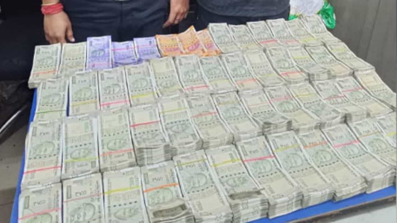 Money Recovery: ভোটের মুখে খাস কলকাতায় উদ্ধার নগদ ৫৪ লাখ! কোথা থেকে আসছিল এত টাকা Money Recovery: ভোটের মুখে খাস কলকাতায় উদ্ধার নগদ ৫৪ লাখ! কোথা থেকে আসছিল এত টাকা