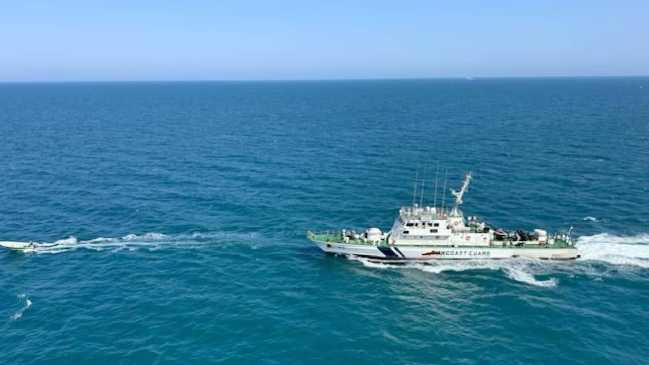 পাকিস্তান থেকে ডিঙি নৌকাতেই ভর্তি করে ৪০০ কোটির সম্পদ আনছিল, ধরা পড়ে গেল দেশে ঢুকতেই