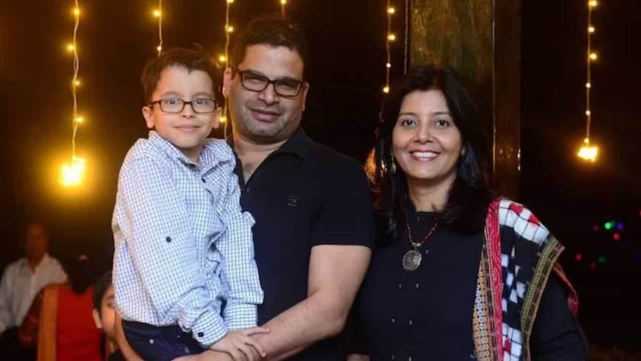 Prashant Kishore: ডাক্তারের প্রেমে হাবুডুবু খেয়েছেন প্রশান্ত কিশোর, কতটা সংসারী পিকে? Prashant Kishore: ডাক্তারের প্রেমে হাবুডুবু খেয়েছেন প্রশান্ত কিশোর, কতটা সংসারী পিকে?