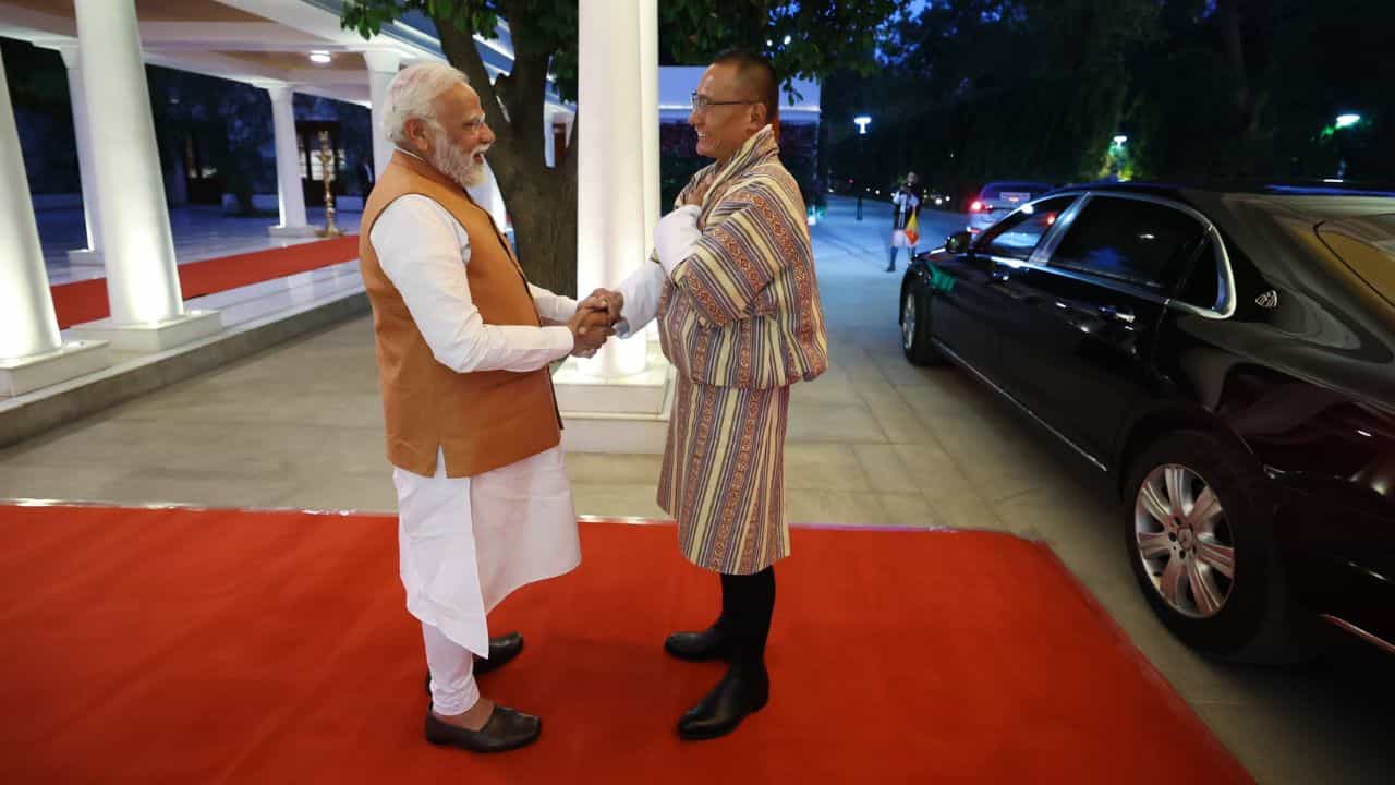 Bhutan PM Meets Modi: প্রথম বিদেশ সফরেই ভারতে, বন্ধু মোদীর সঙ্গে দেখা করতে এলেন ভুটানের প্রধানমন্ত্রী Bhutan PM Meets Modi: প্রথম বিদেশ সফরেই ভারতে, বন্ধু মোদীর সঙ্গে দেখা করতে এলেন ভুটানের প্রধানমন্ত্রী