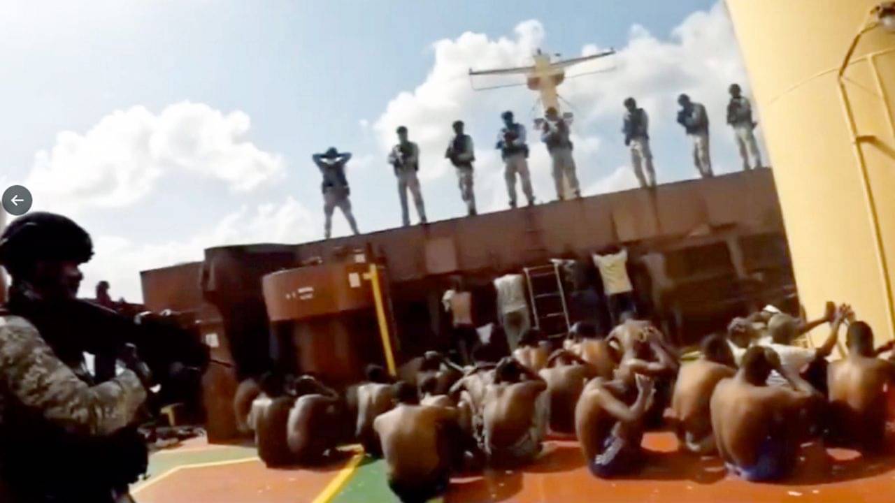 INS Kolkata: INS কলকাতার সামনে মাথা নোয়াতে বাধ্য হল জলদস্যুরা, ধরে আনা হল মুম্বইয়ে