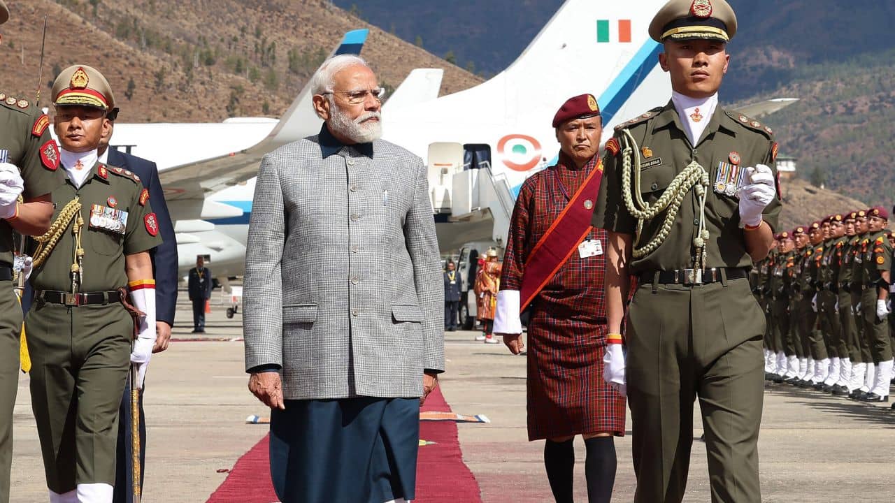 PM Narendra Modi in Bhutan: পারো থেকে থিম্পু অবধি মানব-প্রাচীর, গারবা, পড়শি দেশে অবিস্মরণীয় অভ্যর্থনা প্রধানমন্ত্রী মোদীর