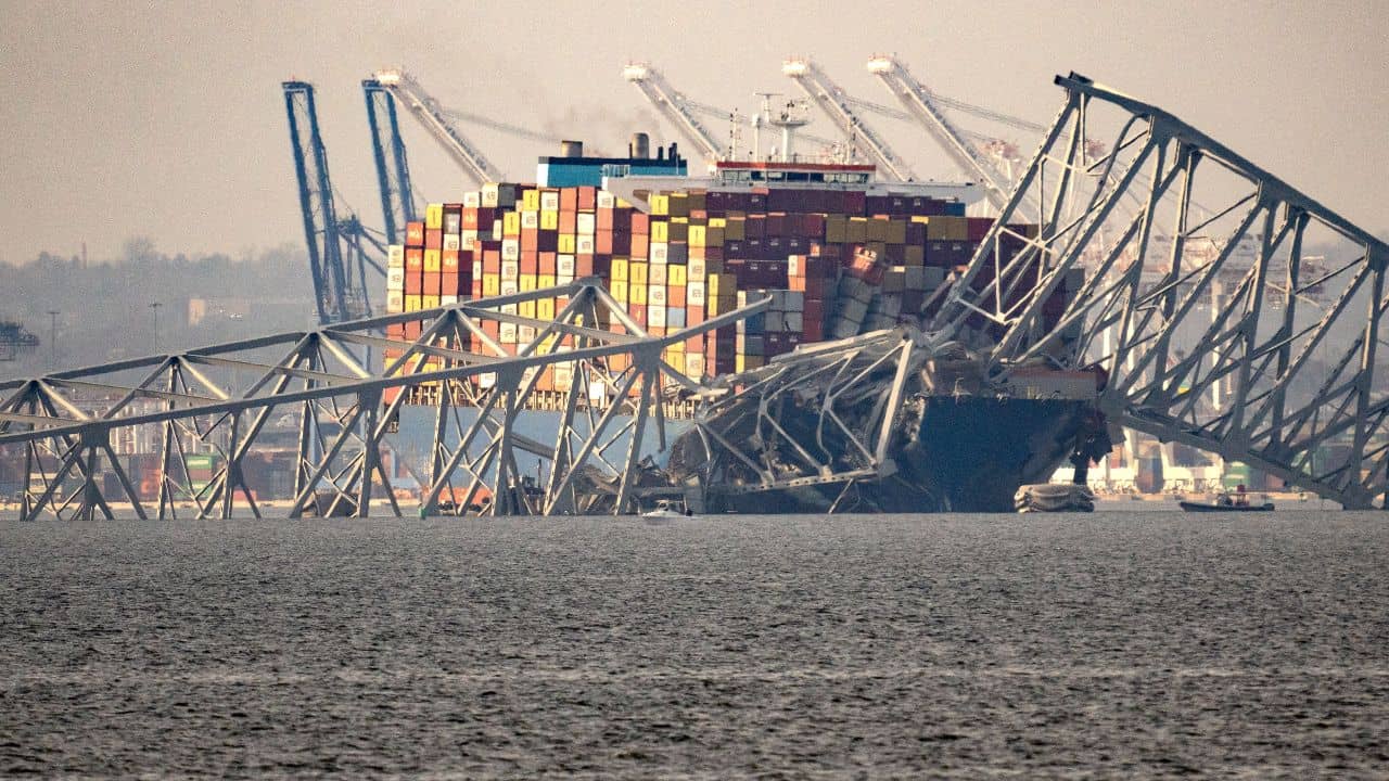Baltimore Bridge Collapse: তাঁদের জাহাজের ধাক্কাতেই ভেঙে দুটুকরো ব্রিজ, তবুও ভারতীয় ক্রু-দের হিরো বললেন মেয়র, কেন?