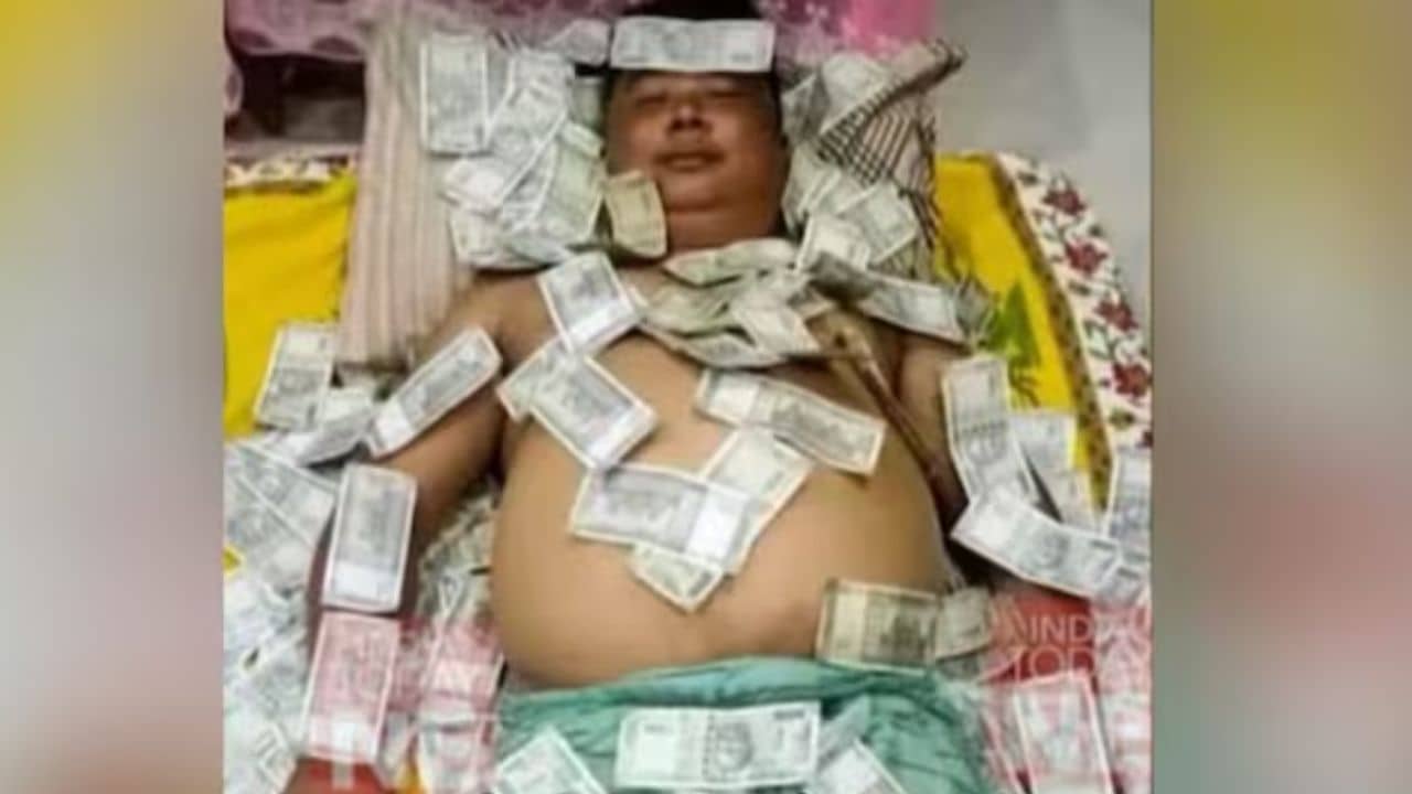 Politician Sleeping on Pile of Note: কাড়ি কাড়ি টাকা ভর্তি বিছানায় খালি গায়ে শুয়ে বিজেপি ঘনিষ্ঠ নেতা! ভোটের আগেই ভাইরাল ছবি