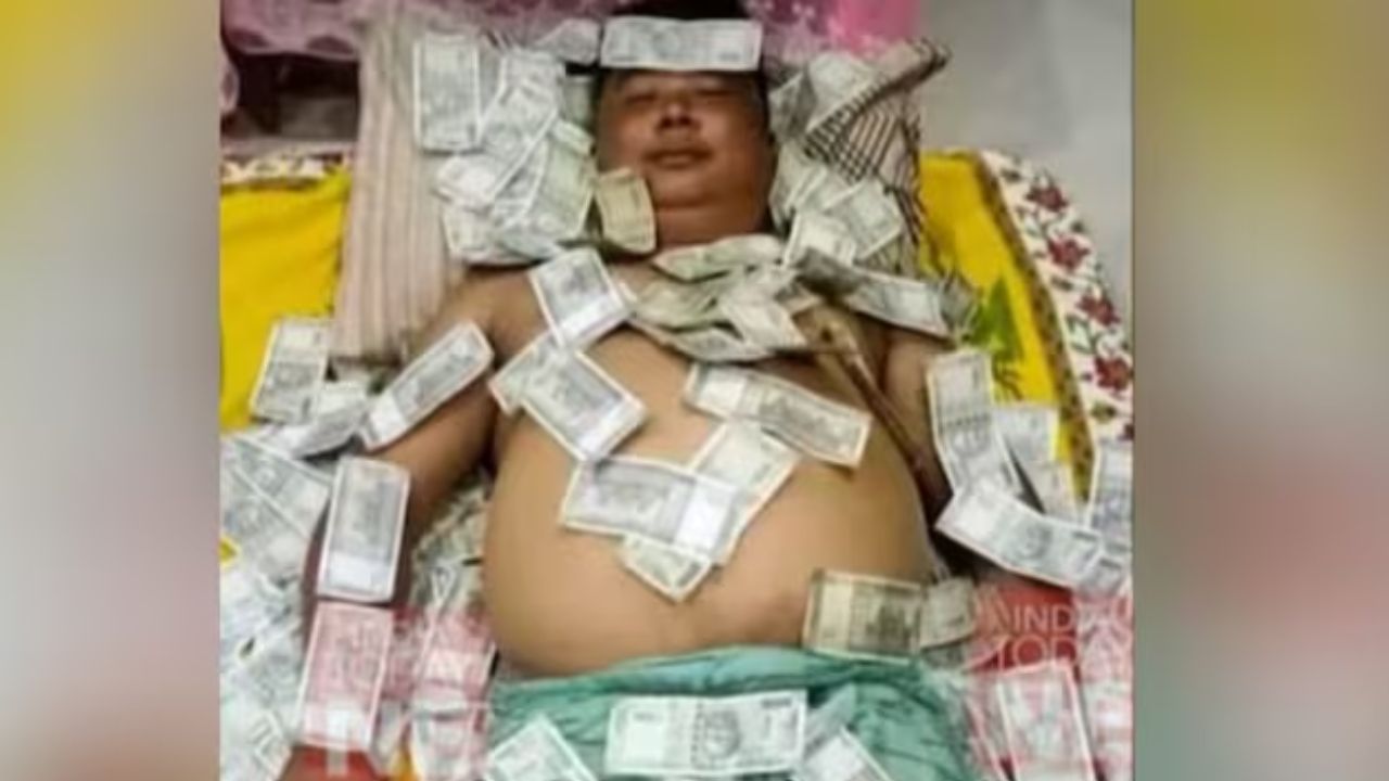 Politician Sleeping on Pile of Note: কাড়ি কাড়ি টাকা ভর্তি বিছানায় খালি গায়ে শুয়ে বিজেপি ঘনিষ্ঠ নেতা! ভোটের আগেই ভাইরাল ছবি