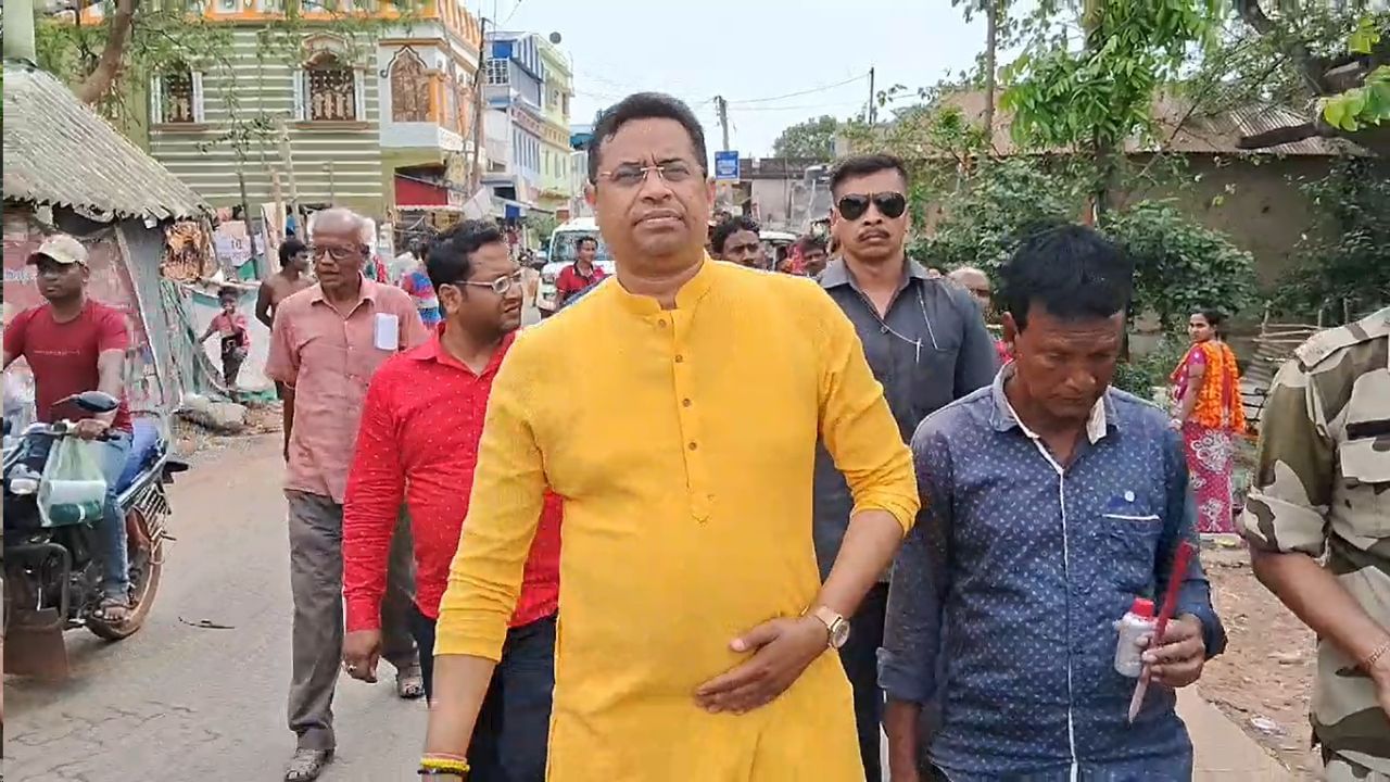 Soumitra Khan: 'কোনও বাঁদরামো, চ্যাঙড়ামো নয়...', দেওয়াল দেখা মাত্রই বিরক্ত সৌমিত্র, কী ছিল ওই দেওয়ালে Soumitra Khan: 'কোনও বাঁদরামো, চ্যাঙড়ামো নয়...', দেওয়াল দেখা মাত্রই বিরক্ত সৌমিত্র, কী ছিল ওই দেওয়ালে