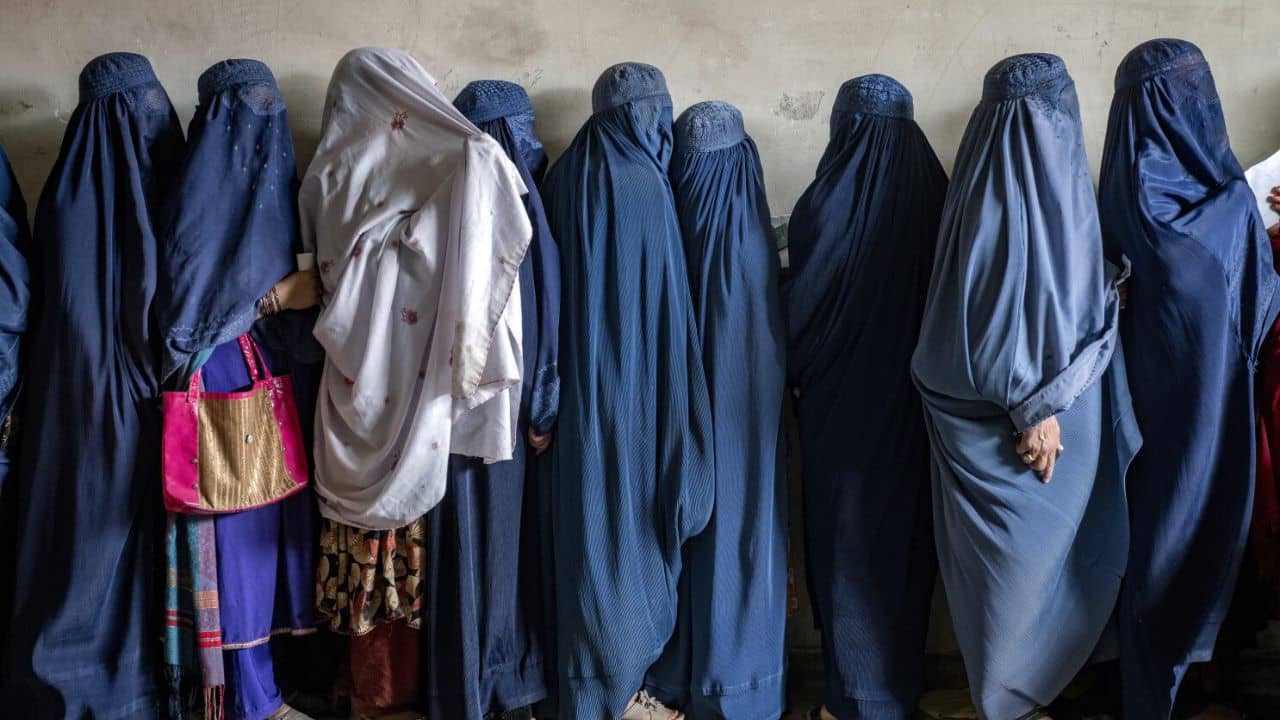 Taliban Rule: অবৈধ যৌনসম্পর্ক রাখলেই রাস্তায় পাথর ছুড়ে মেরে ফেলা হবে মহিলাদের, কঠোর নিয়ম তালিবানের