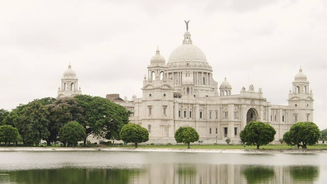 Victoria Memorial: ভিক্টোরিয়ার পাশে গাছ থেকে ঝুলছে দেহ, কখন হল, টেরই পেল না কেউ!