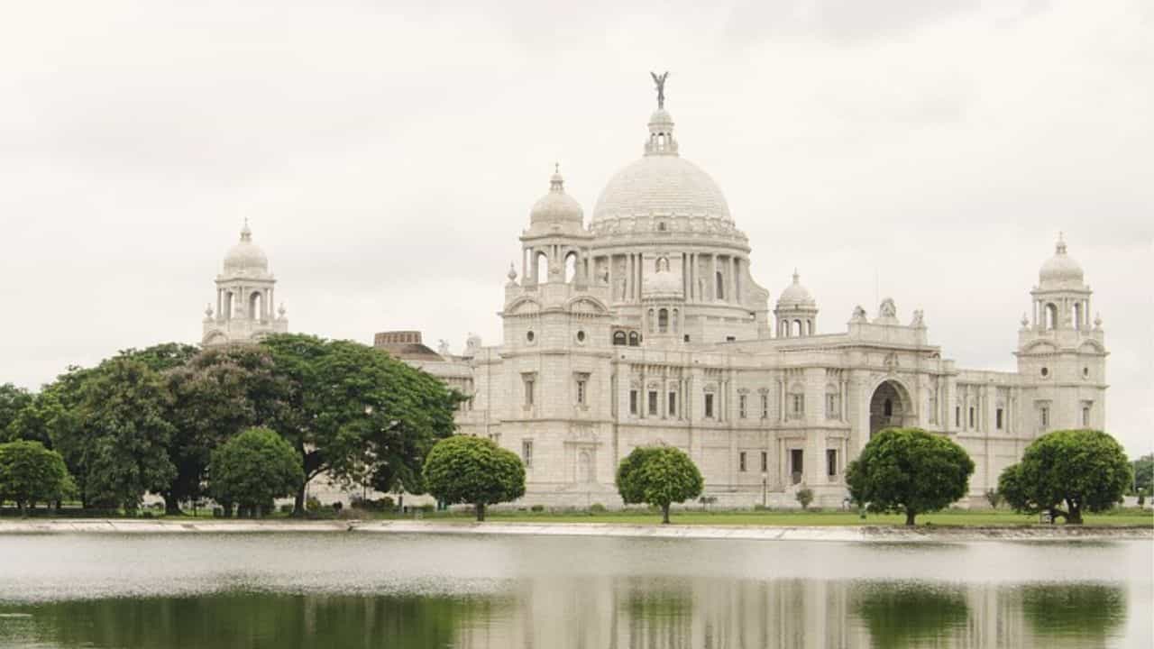 Victoria Memorial: ভিক্টোরিয়ার পাশে গাছ থেকে ঝুলছে দেহ, কখন হল, টেরই পেল না কেউ! Victoria Memorial: ভিক্টোরিয়ার পাশে গাছ থেকে ঝুলছে দেহ, কখন হল, টেরই পেল না কেউ!
