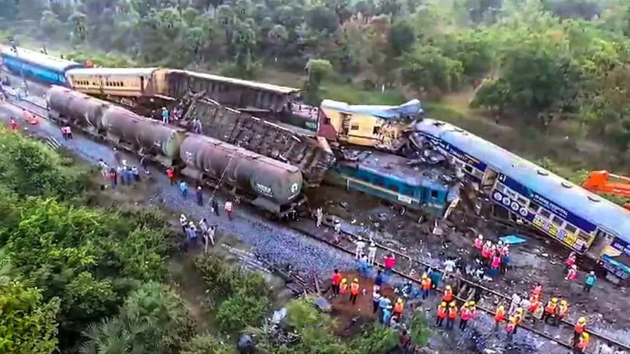 Rail Accident: ক্রিকেট দেখতে ব্যস্ত লোকো পাইলট ও অ্যাসিস্টেন্ট! তাঁদের দোষেই শেষ তরতাজা ১৪টি প্রাণ Rail Accident: ক্রিকেট দেখতে ব্যস্ত লোকো পাইলট ও অ্যাসিস্টেন্ট! তাঁদের দোষেই শেষ তরতাজা ১৪টি প্রাণ