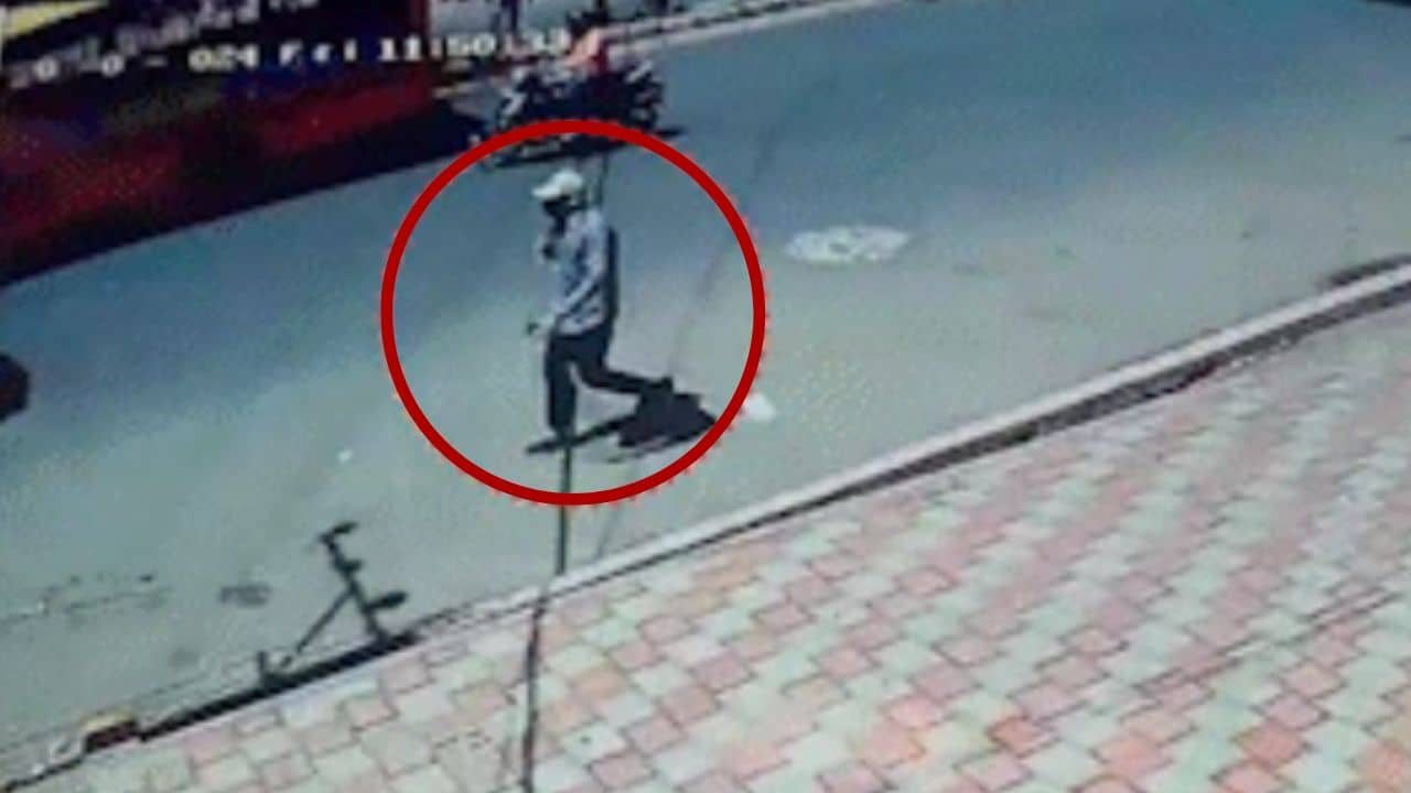 মাথায় ক্যাপ, মুখে মাস্ক, হ্যান্ডসাম যুবক ইডলি খেয়ে ভুলে ফেলে যান ব্যাগ! ক্যাফে বিস্ফোরণের নেপথ্যে কি এ-ই?