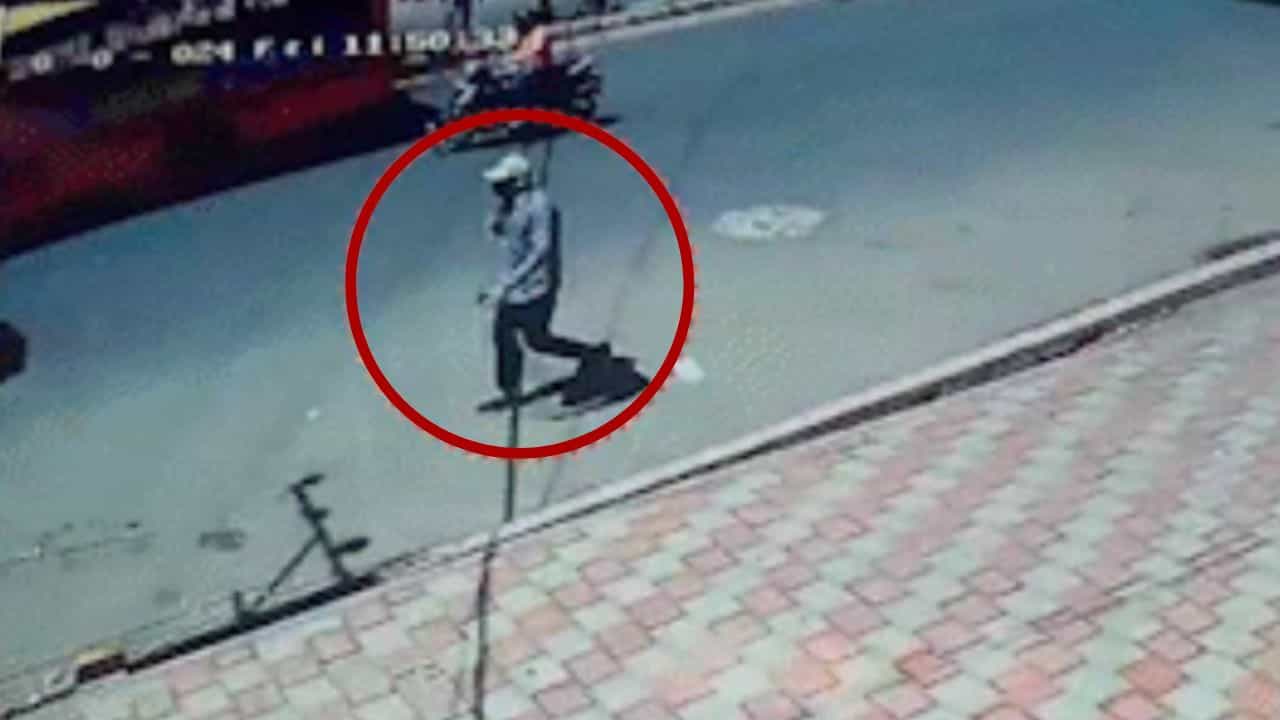 মাথায় ক্যাপ, মুখে মাস্ক, হ্যান্ডসাম যুবক ইডলি খেয়ে 'ভুলে' ফেলে যান ব্যাগ! ক্যাফে বিস্ফোরণের নেপথ্যে কি এ-ই? মাথায় ক্যাপ, মুখে মাস্ক, হ্যান্ডসাম যুবক ইডলি খেয়ে 'ভুলে' ফেলে যান ব্যাগ! ক্যাফে বিস্ফোরণের নেপথ্যে কি এ-ই?