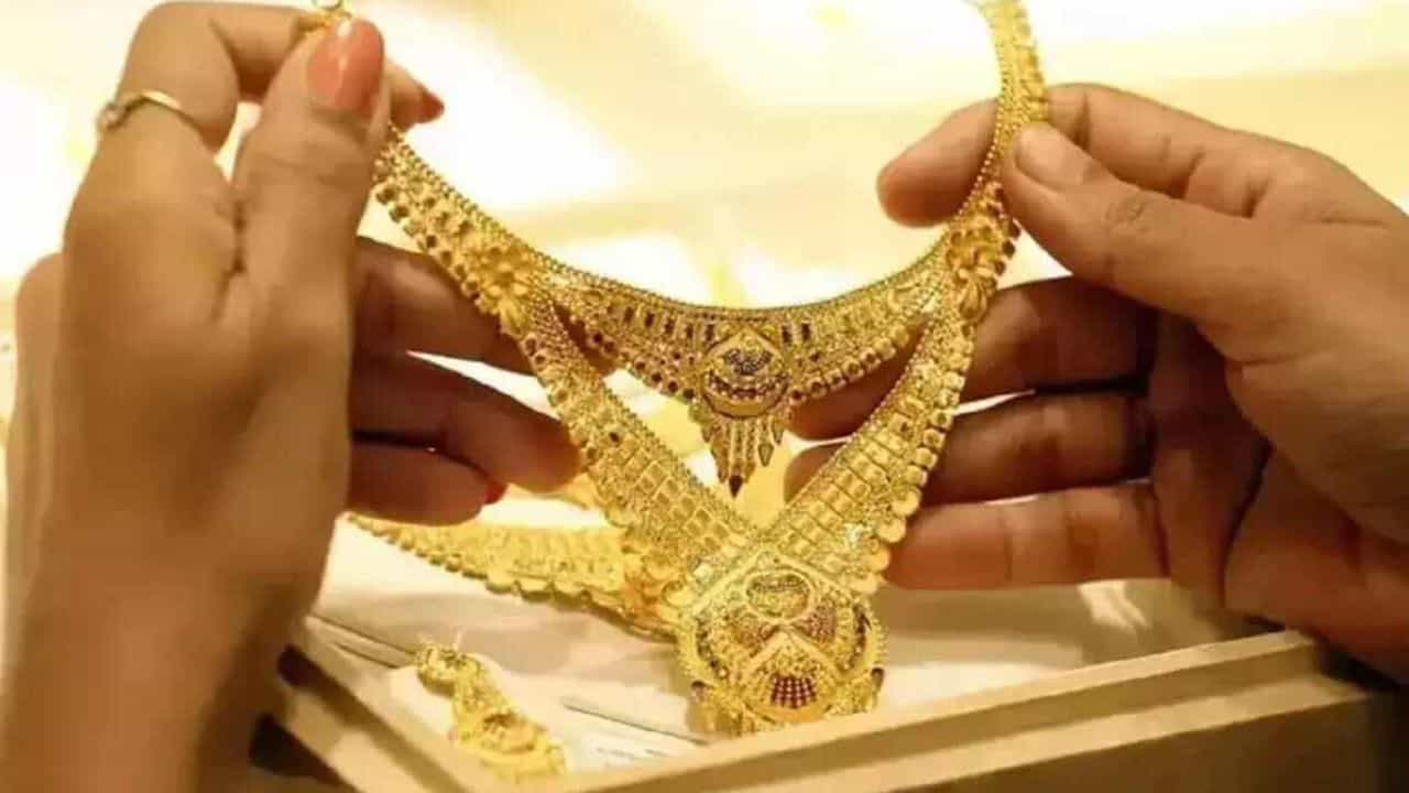 Gold Price: পরিস্থিতি শোচনীয়, অর্থবর্ষের শেষে কোথায় গিয়ে পৌঁছবে সোনার দাম? Gold Price: পরিস্থিতি শোচনীয়, অর্থবর্ষের শেষে কোথায় গিয়ে পৌঁছবে সোনার দাম?