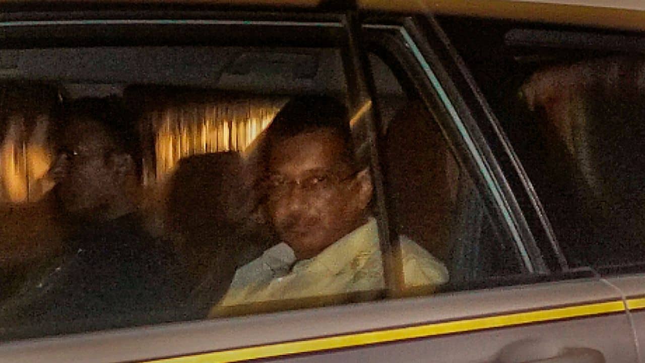 Arvind Kejriwal Arrested: গ্রেফতার হলেও মুখ্যমন্ত্রী পদ ছাড়তে নারাজ কেজরীবাল, জেল থেকে কি সরকার চালানো যায়?