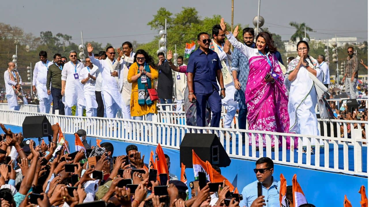 TMC-Congress: তৃণমূলের মনোনয়ন প্রত্যাহারের মধ্যে বড় অঘটন ঘটতে পারে? খাড়্গের ইঙ্গিতে জল্পনা