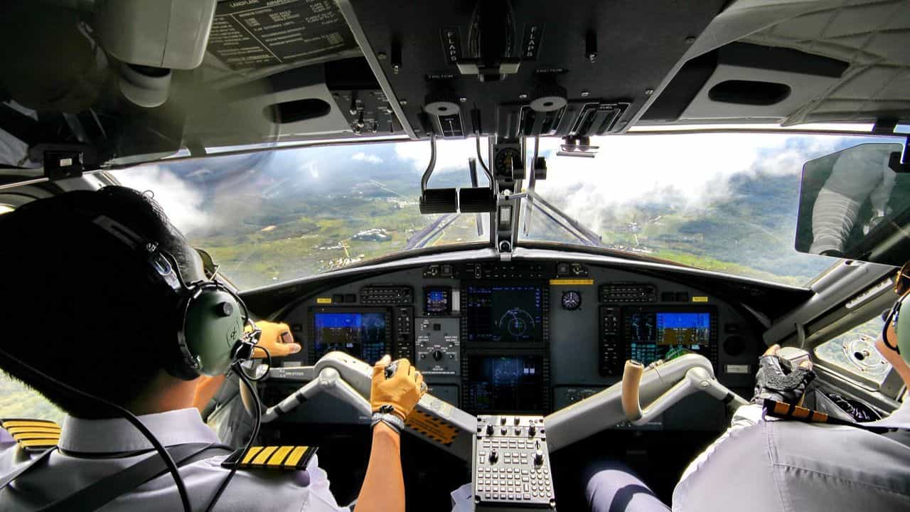 Pilot Rules: হিন্দু হোক বা মুসলিম, পাইলটরা রাখতে পারেন না দাড়ি, কেন জানেন? Pilot Rules: হিন্দু হোক বা মুসলিম, পাইলটরা রাখতে পারেন না দাড়ি, কেন জানেন?
