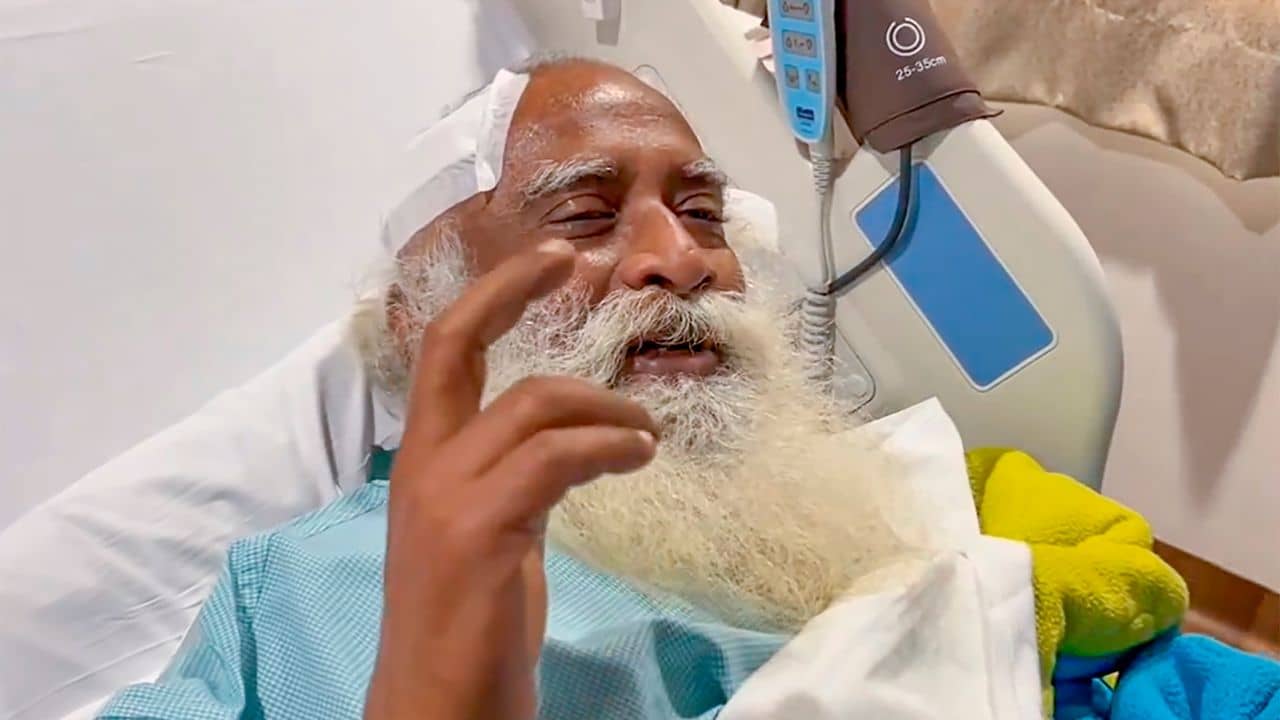 Sadhguru Health Update: মস্তিষ্কে রক্তক্ষরণ হচ্ছে, বুঝতে দেননি কাউকে, পেইনকিলার খেয়ে কীভাবে দিন কাটান সদগুরু?