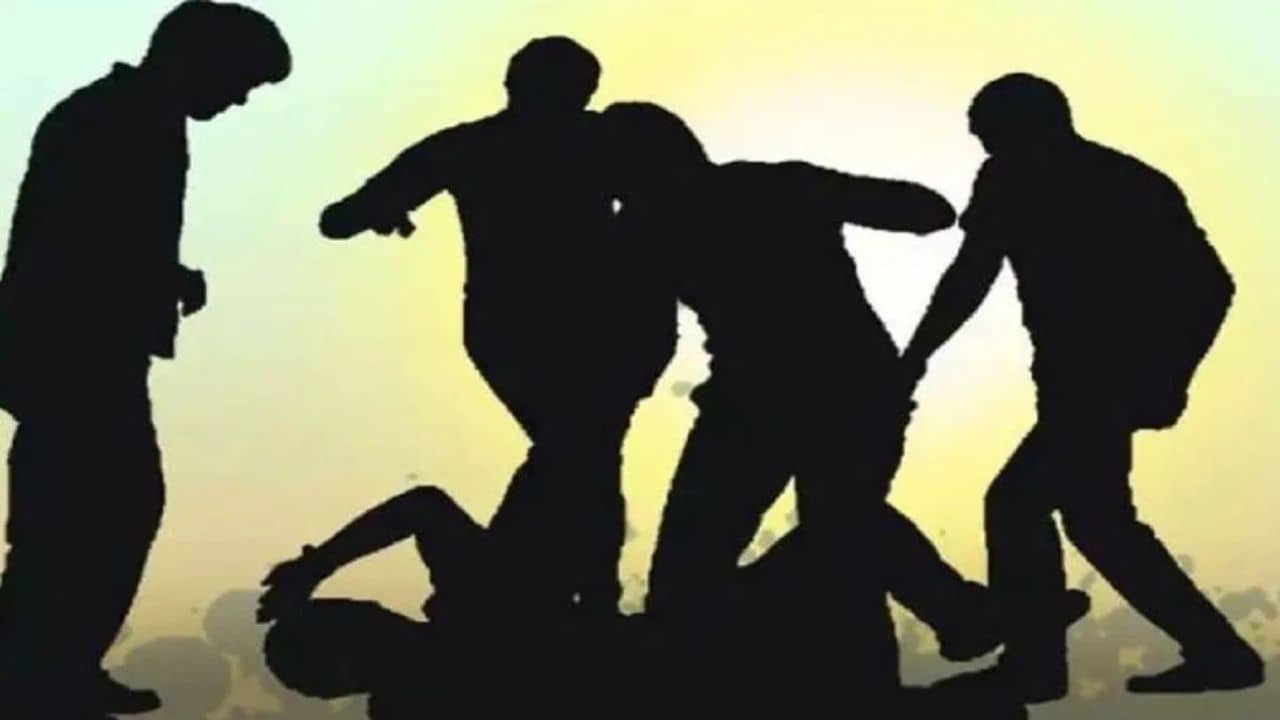 পুরনো গাড়ি কিনতে গিয়েছিলেন, কাপড় খুলিয়ে যৌনাঙ্গে বিদ্যুতের ঝটকা দিল বিক্রেতারা!