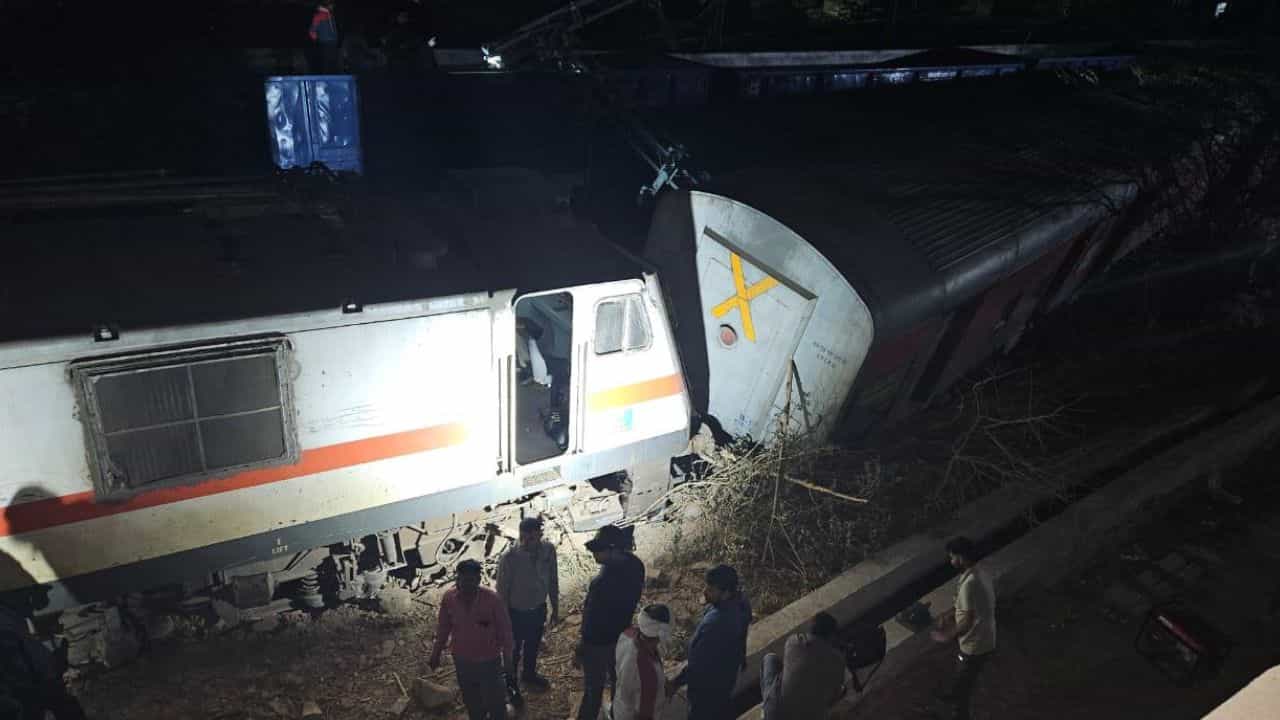 ছিটকে গেল ইঞ্জিন ও ৪টি কামরা, মাঝরাতে লাইনচ্যুত সুপারফাস্ট এক্সপ্রেস, আহত অনেকে ছিটকে গেল ইঞ্জিন ও ৪টি কামরা, মাঝরাতে লাইনচ্যুত সুপারফাস্ট এক্সপ্রেস, আহত অনেকে