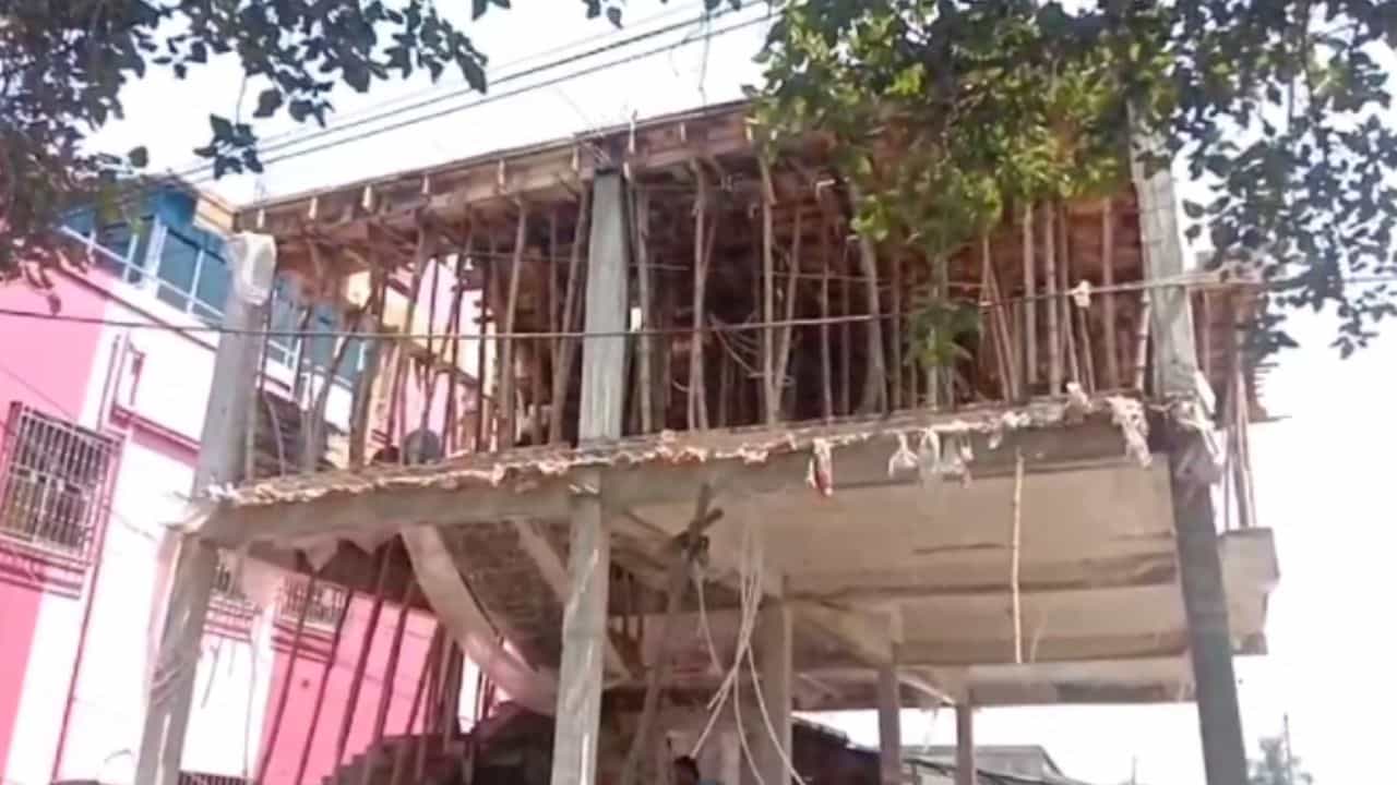 Illegal Construction: 'বেআইনি নির্মাণ' শুনেই ছুটলেন পুরপ্রধান, বললেন, '৩ দিনের মধ্যে কাগজ দেখাতে হবে' Illegal Construction: 'বেআইনি নির্মাণ' শুনেই ছুটলেন পুরপ্রধান, বললেন, '৩ দিনের মধ্যে কাগজ দেখাতে হবে'