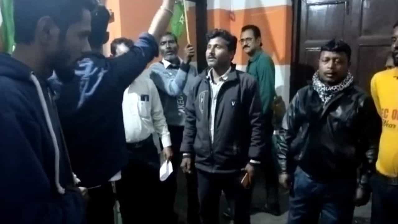 Congress: 'কংগ্রেস চাইছে কী?', অবস্থান জানতে চেয়ে বিক্ষোভে ফেটে পড়লেন নীচুতলার কর্মীরা Congress: 'কংগ্রেস চাইছে কী?', অবস্থান জানতে চেয়ে বিক্ষোভে ফেটে পড়লেন নীচুতলার কর্মীরা