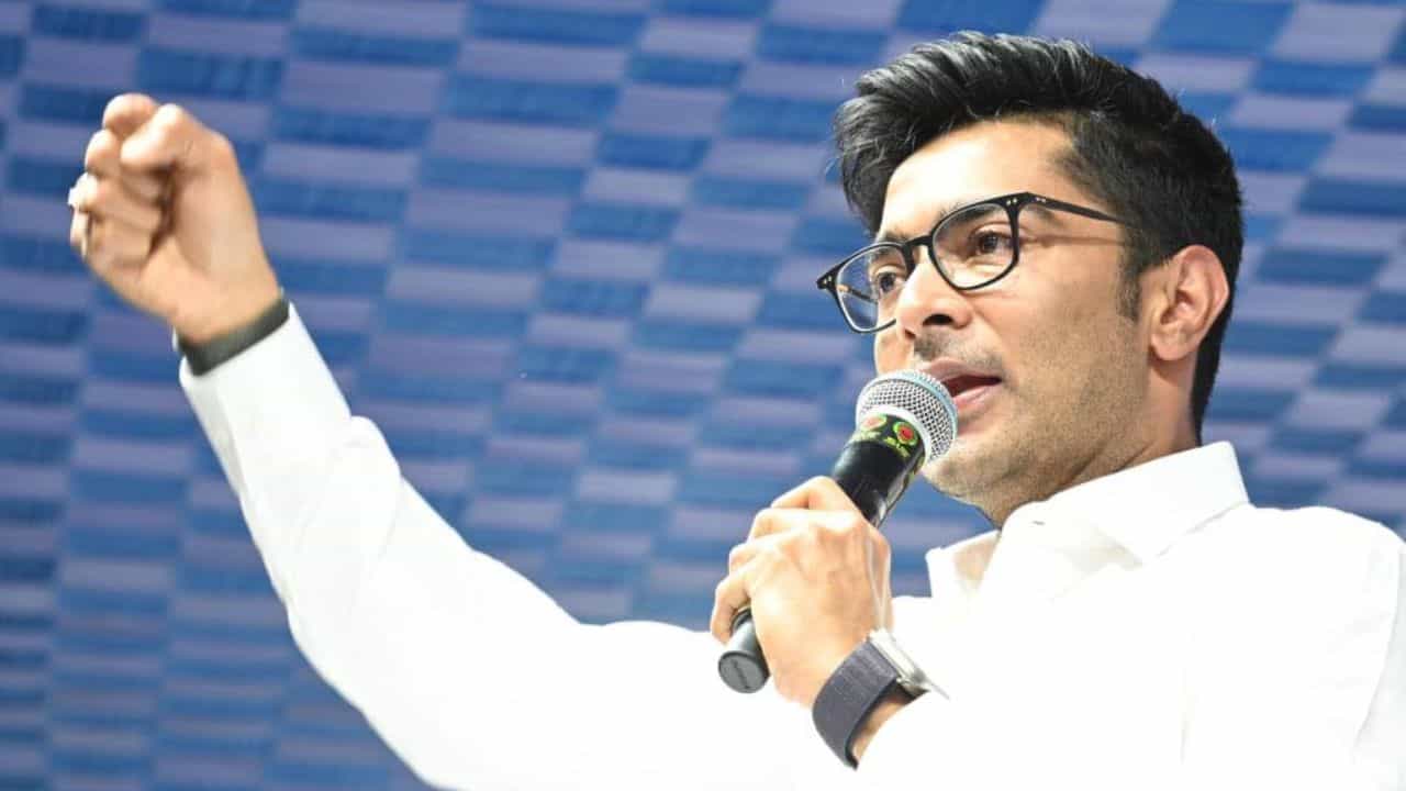 Abhishek Banerjee: প্রয়োজনে সরিয়ে দেওয়া হবে, 'কোন্দল' নিয়ে বড় বার্তা দিয়ে এলেন অভিষেক Abhishek Banerjee: প্রয়োজনে সরিয়ে দেওয়া হবে, 'কোন্দল' নিয়ে বড় বার্তা দিয়ে এলেন অভিষেক