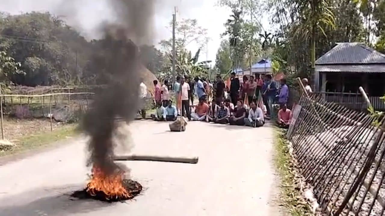 Dinhata: পুড়ল টায়ার, আবারও দিনহাটায় অশান্তি