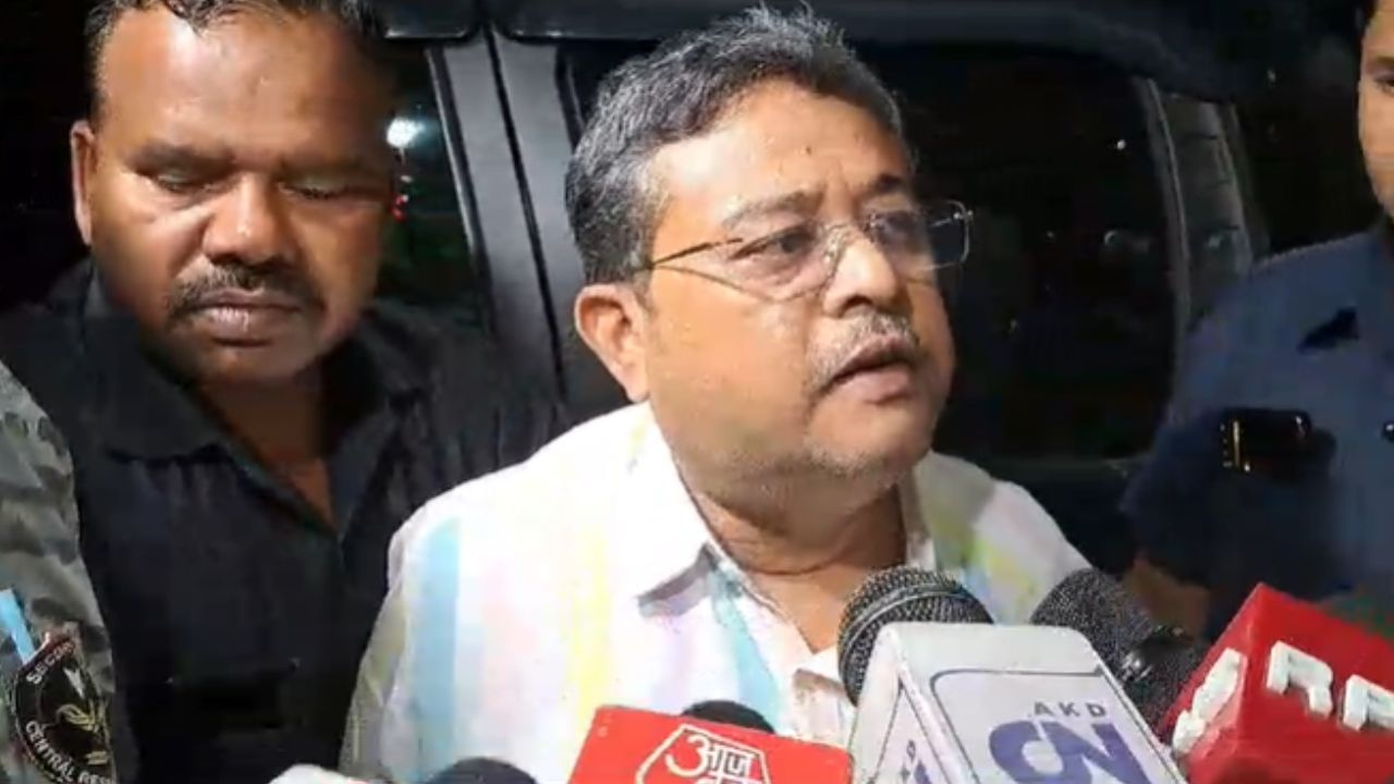 Dibyendu Adhikari: সন্ধ্যার ফ্লাইটে দিল্লি গেলেন দিব্যেন্দু অধিকারী, 'কাল সকালে সব জানতে পারবেন...' Dibyendu Adhikari: সন্ধ্যার ফ্লাইটে দিল্লি গেলেন দিব্যেন্দু অধিকারী, 'কাল সকালে সব জানতে পারবেন...'