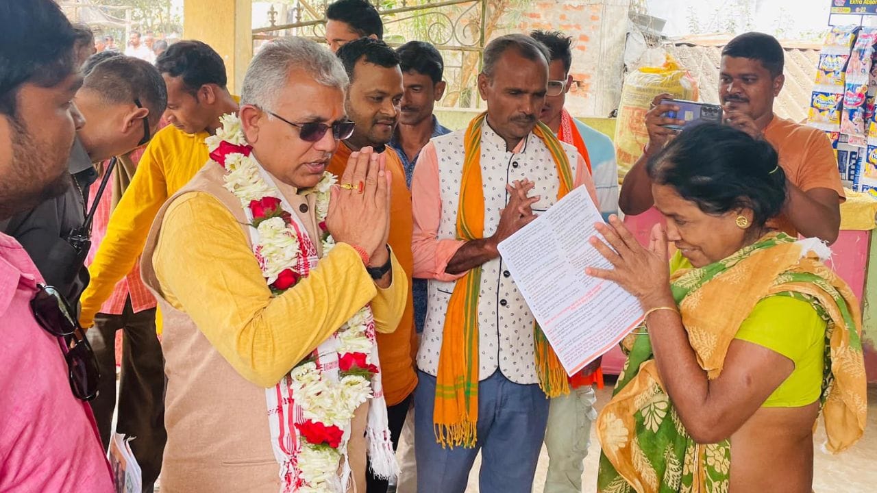 হলফনামায় দিলীপ লিখেছেন, ঝাড়গ্রাম আইটিআই থেকে ১৯৮২ সালে পাশ করেন তিনি। ফিটার কোর্স ছিল তাঁর। 