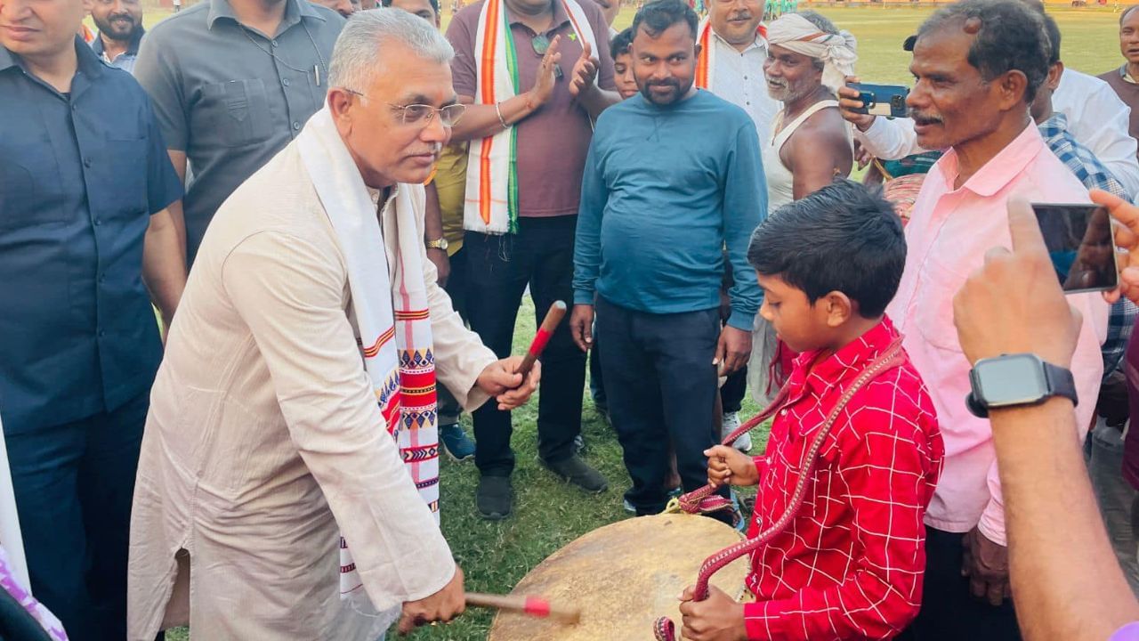 গত পাঁচ বছর মেদিনীপুরে মাটি কামড়ে পড়ে থেকেছেন দিলীপ। নিয়মিত সংসদীয় কেন্দ্রে থেকেছেন। 