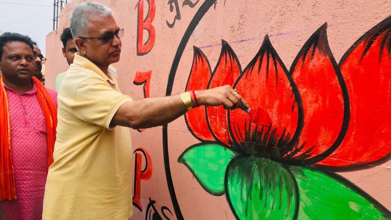 Dilip Ghosh: মেদিনীপুরে দিলীপ প্রার্থী নন? শোনা যাচ্ছে আরেক ঘোষের নাম Dilip Ghosh: মেদিনীপুরে দিলীপ প্রার্থী নন? শোনা যাচ্ছে আরেক ঘোষের নাম