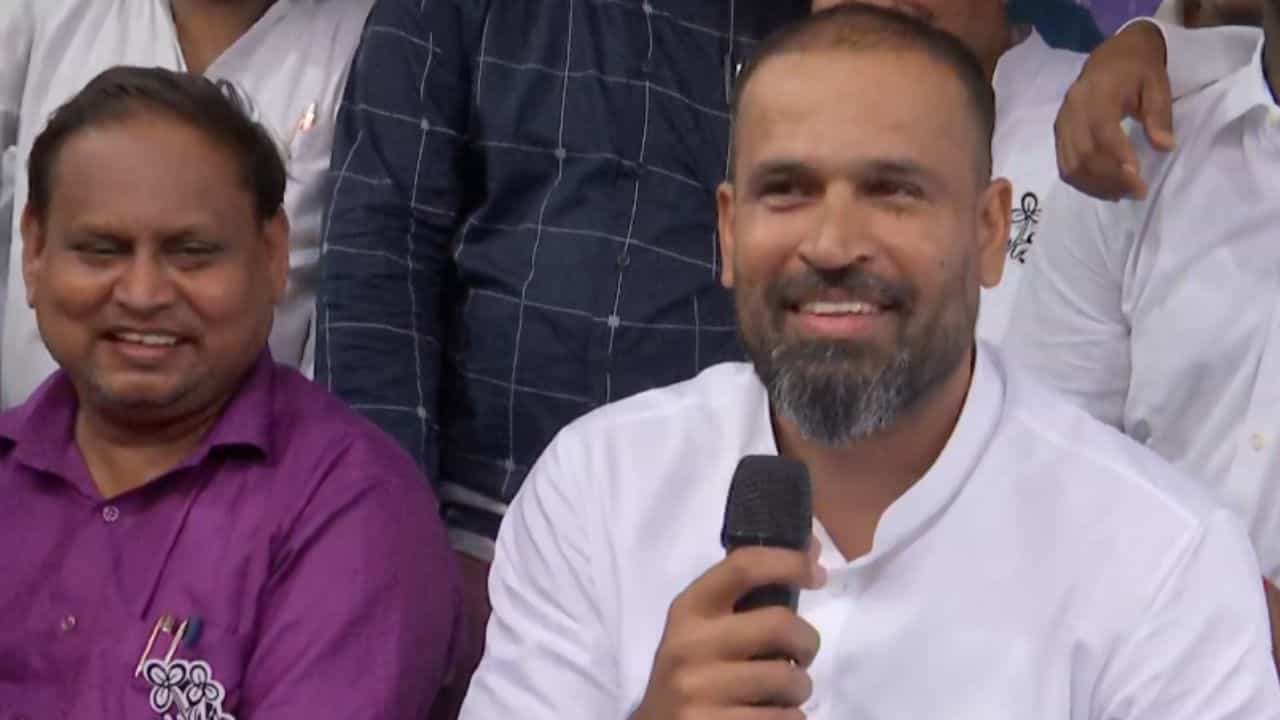 Yusuf Pathan: মঞ্চে ইউসুফের 'খেলা হবে' স্লোগান, সেদিনের 'বিদ্রোহী' হুমায়ুন মিটমিট করে হাসছেন... Yusuf Pathan: মঞ্চে ইউসুফের 'খেলা হবে' স্লোগান, সেদিনের 'বিদ্রোহী' হুমায়ুন মিটমিট করে হাসছেন...