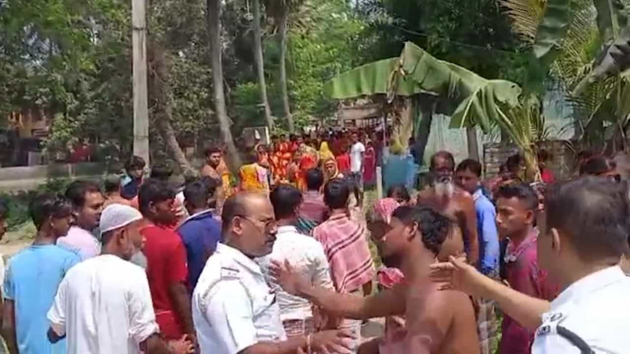 Bhangar: দেওয়াল নিয়ে 'কাড়াকাড়ি', তৃণমূল-আইএসএফের ঝামেলায় অশান্ত ভাঙড় Bhangar: দেওয়াল নিয়ে 'কাড়াকাড়ি', তৃণমূল-আইএসএফের ঝামেলায় অশান্ত ভাঙড়